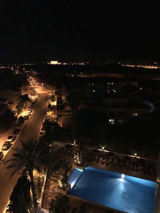 Der Pool und die dahinterliegende Altstadt Alcudias Bahía de Alcúdia Hotel & Spa