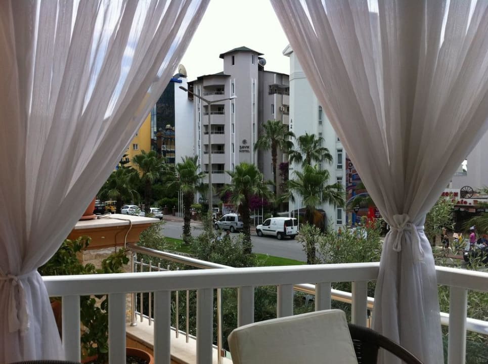 Blick von der Terrasse auf die Strasse Tac Premier Hotel & Spa