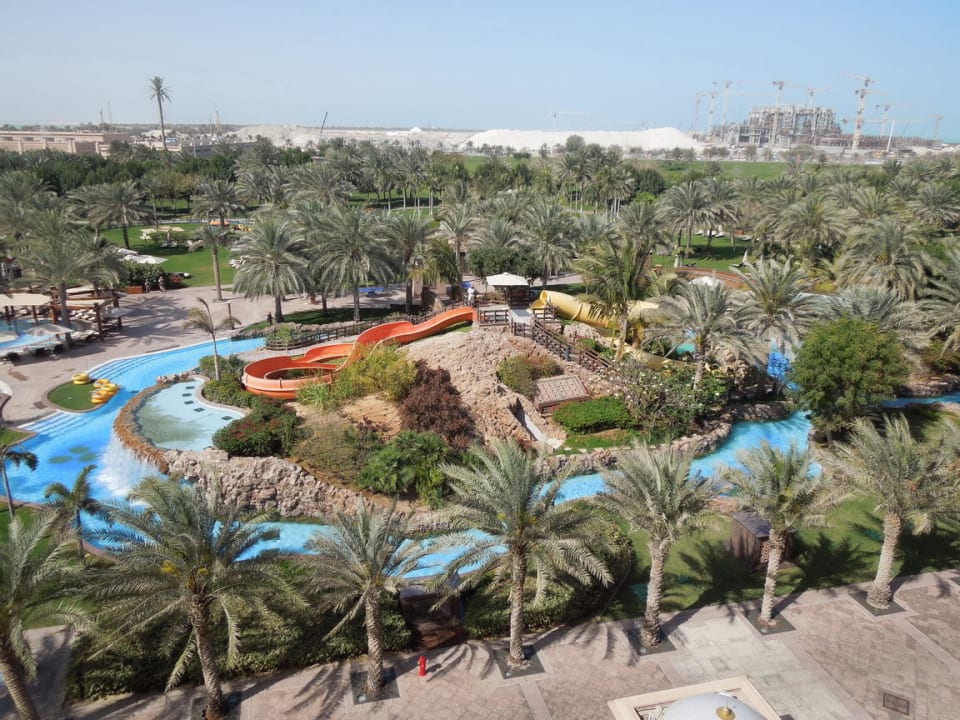 Blick vom Balkon auf den Adventure Pool Emirates Palace Mandarin Oriental