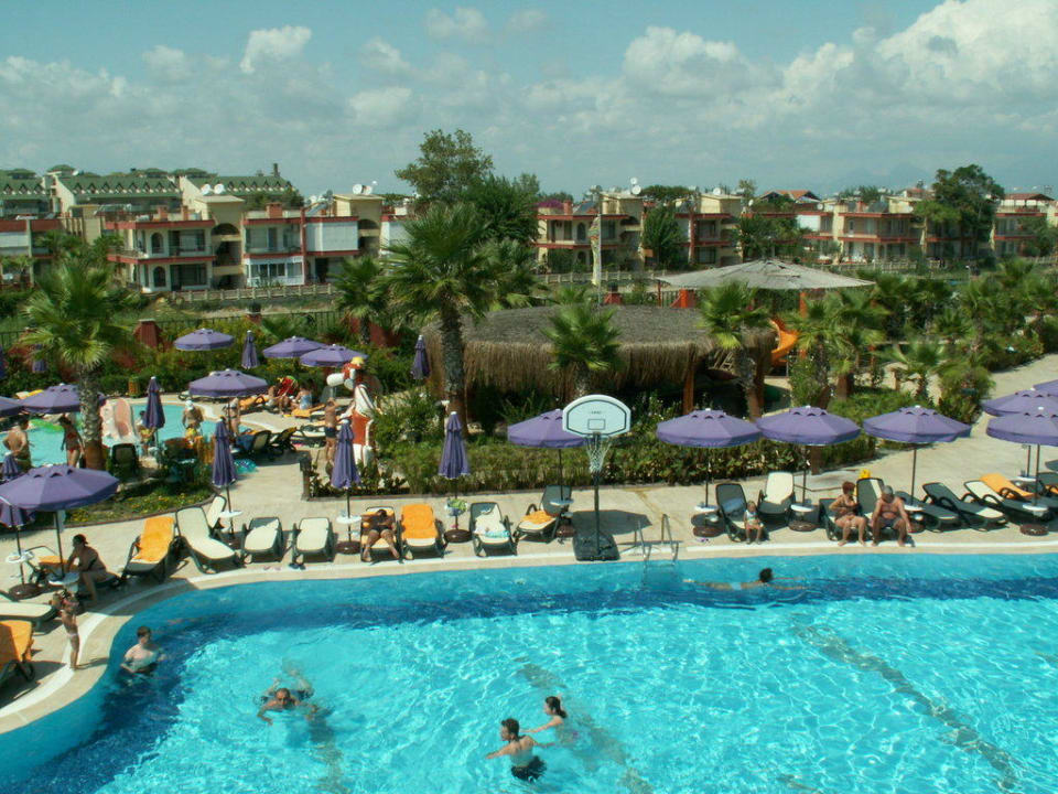 Widok na basen i miniklub Siam Elegance Hotels & Spa