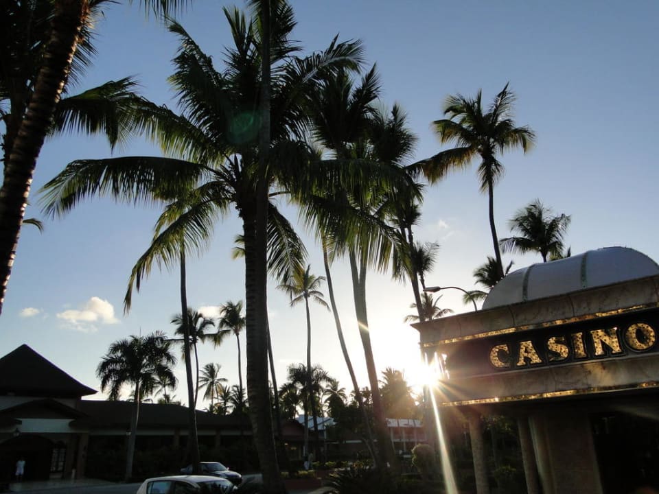 Sonnenuntergang am Casino Hotel Grand Palladium Palace Resort, Spa & Casino