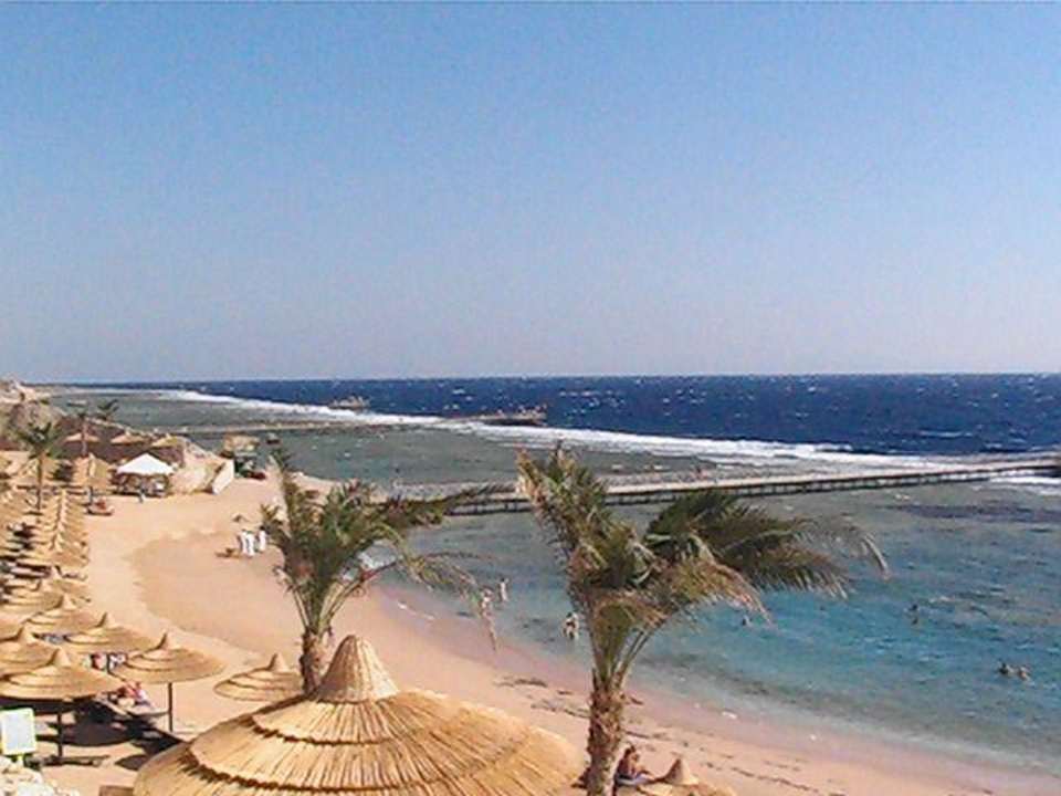 Strandes mit Steg zum Riff Hotel Hauza Beach Resort