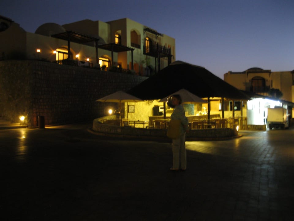 Poolbar am Abend The Cove Rotana Resort