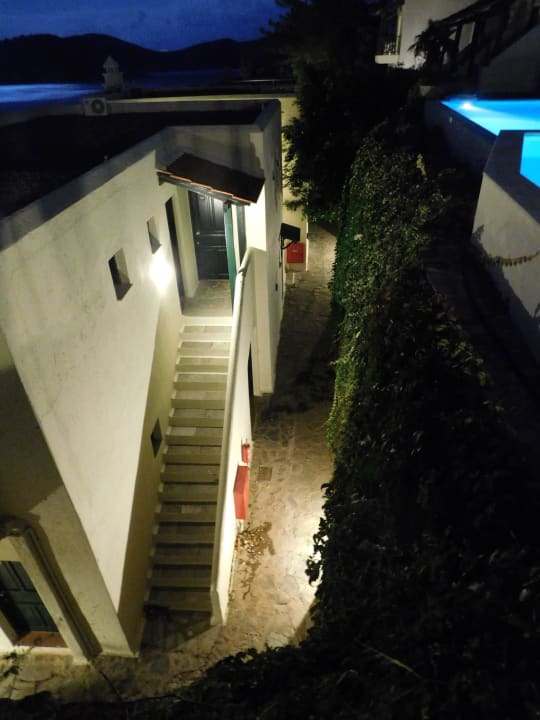 Hotelanlage bei Nacht Domes Aulus Elounda All-Inclusive Resort, Curio Collection by Hilton