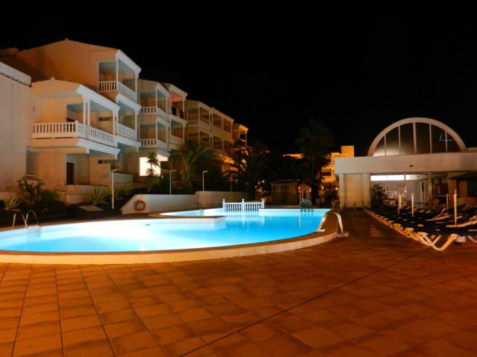 Drugi basen w nocy. Melia La Palma Hotel