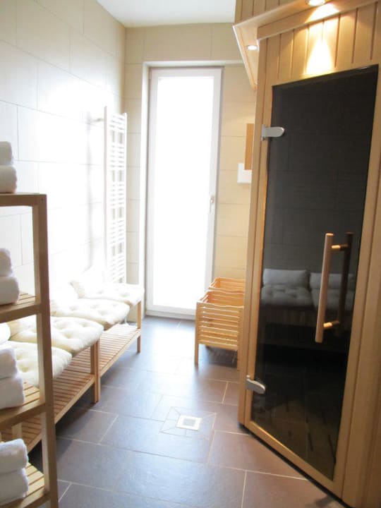 Sauna - links der Ruhebereich Holiday Inn - the niu, Fusion Hamburg St. Georg