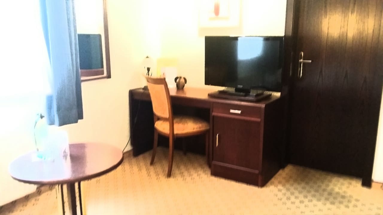 Hinter der Tür ist das Bad.  Krögers Hotel