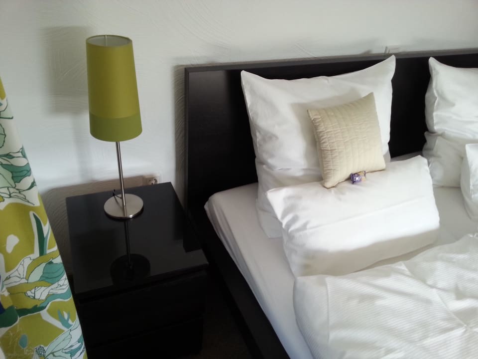 Doppelbett mit Nachttisch Gästehaus Haus am Kipp