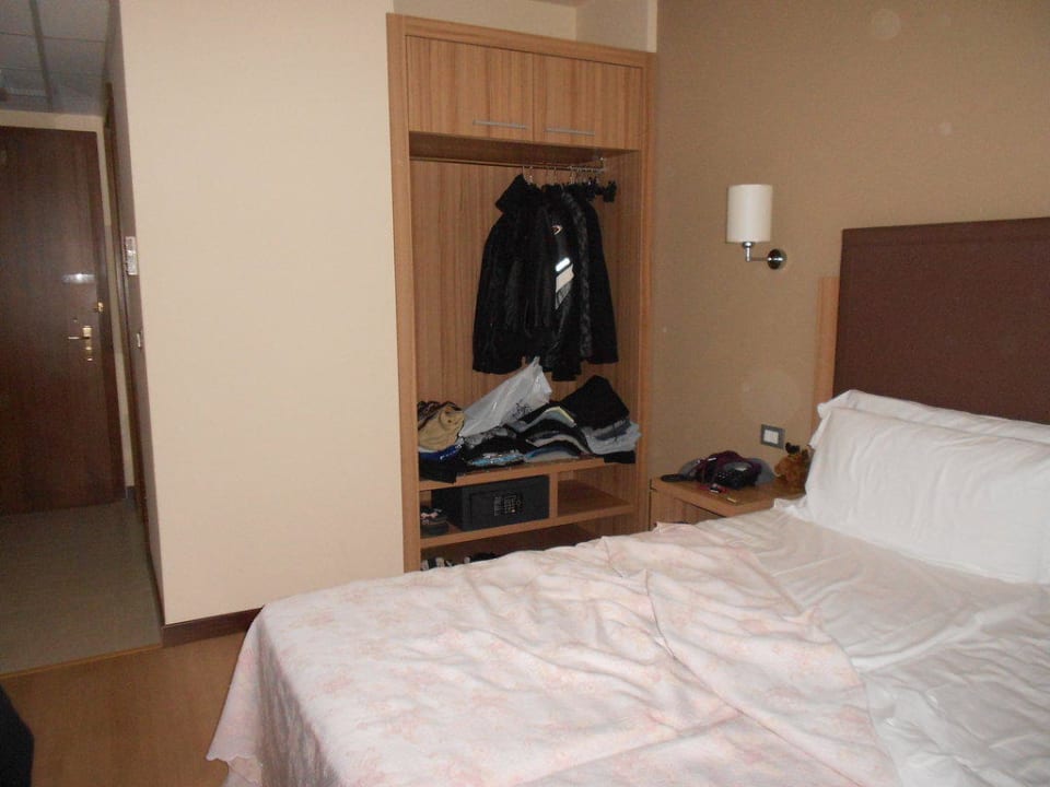 Doppelbett & Kleiderschrank. Flur zum Bad (rechts) Nyala Suite Hotel