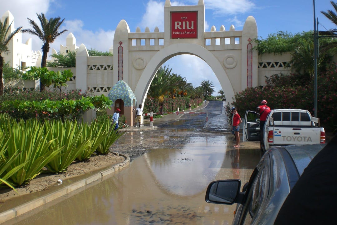 Hoteleinfahrt nach einem Schauer Hotel Riu Karamboa