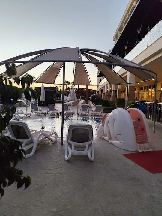 Pool Mary Hotel Side