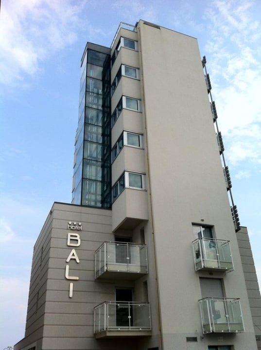 Hotelansicht straßenseitig Hotel Bali