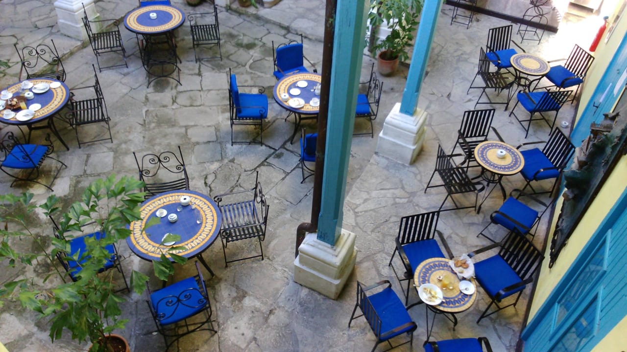 Innenhof, Frühstücksreste Hostal Beltran de Santa Cruz