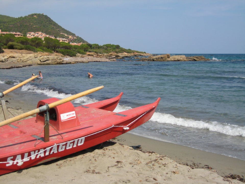 Im Hintergrund die Hotelanlage Residence Porto Corallo