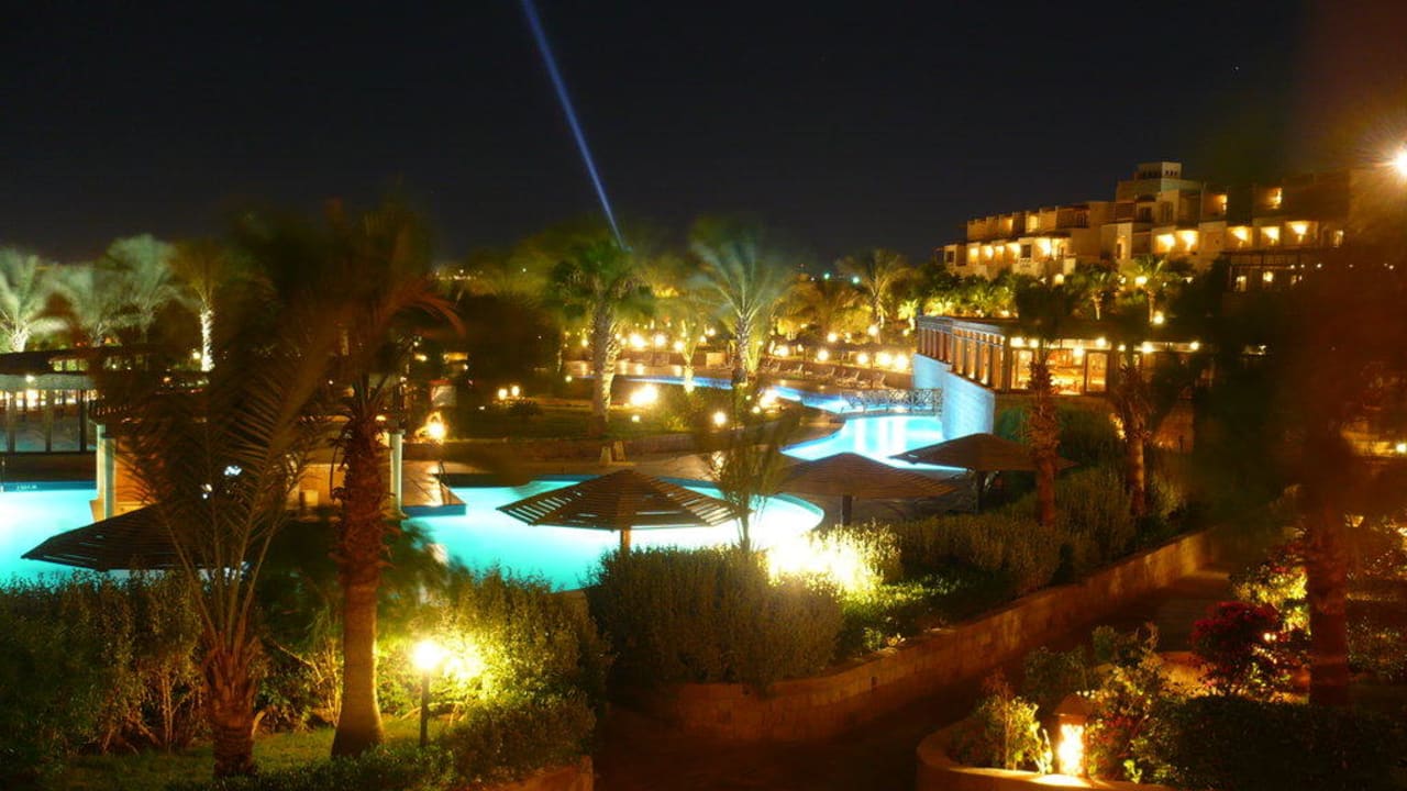 Poolanlage bei Nacht Fort Arabesque Resort, Spa & Villas