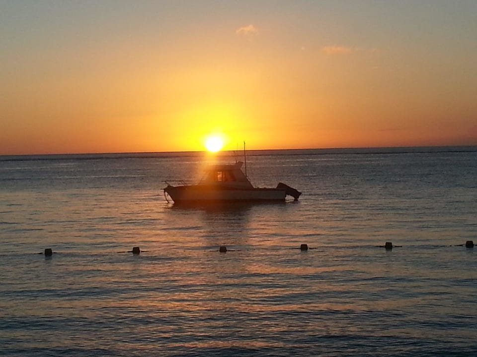 Sonnenuntergang vor dem Hotel Gold Beach Resort