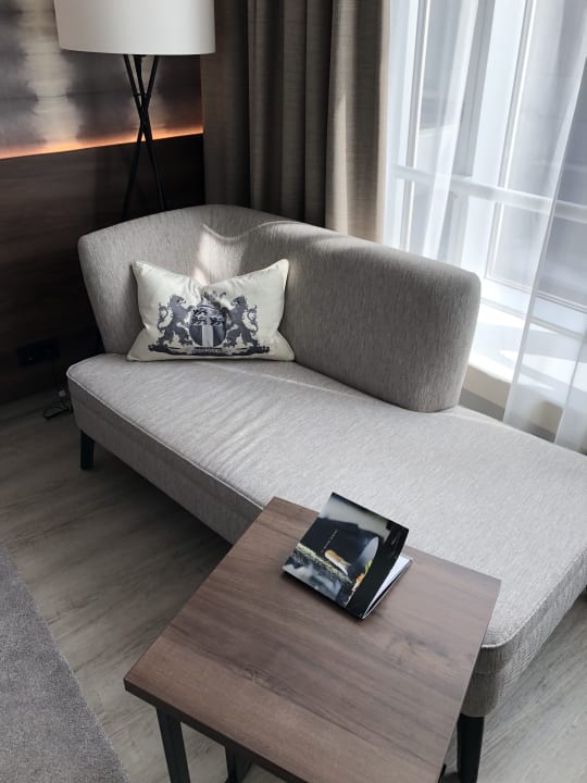 Chaise Longue im Zimmer Rotterdam Marriott Hotel