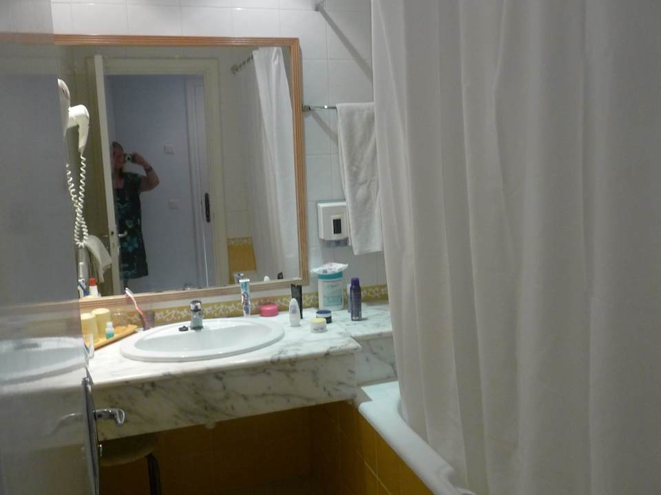 Blick ins bad mit wanne nur zum duschen geeignet Hotel Nesrine