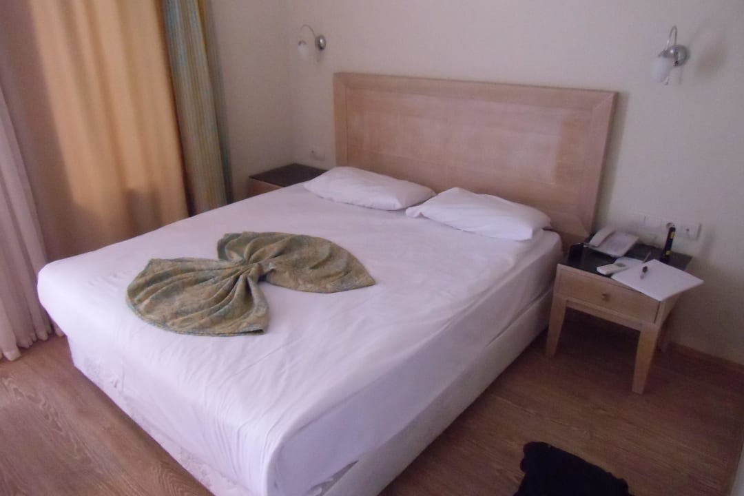 Bett Crystal Flora Beach Resort