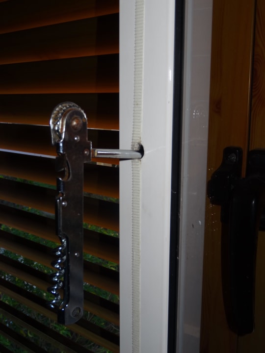 Fensterverriegelung "Eigenbau"  Hotel Parque Cristina