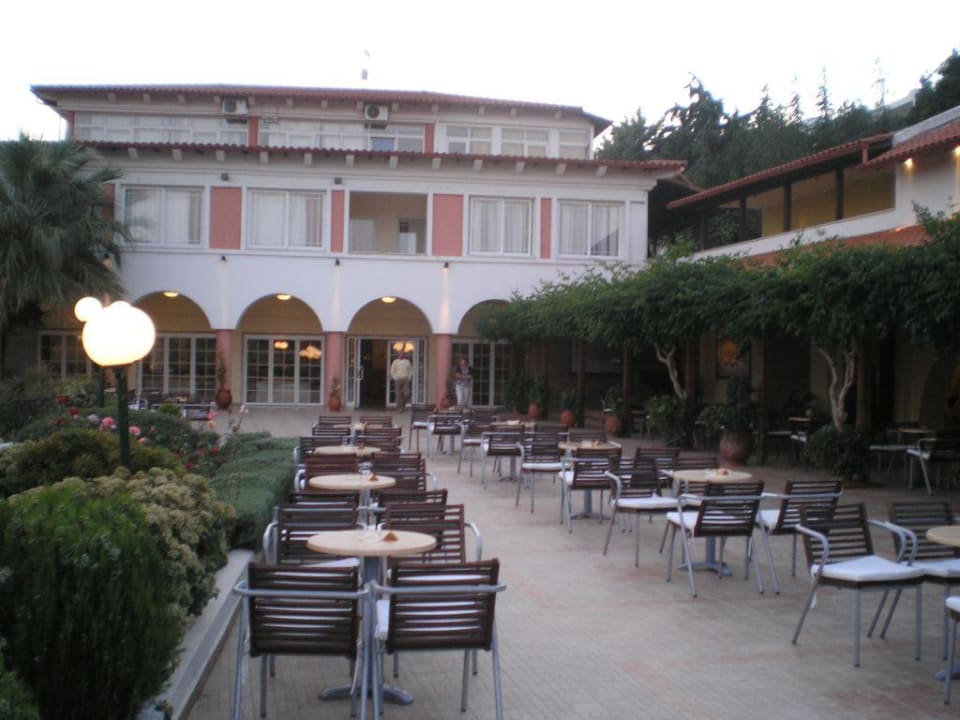 Rückseite Hotel mit Theaterbar Alexandros Palace