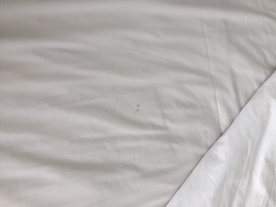 Fleckige und nicht saubere Bettbezüge Sira Grande Hotel & Spa