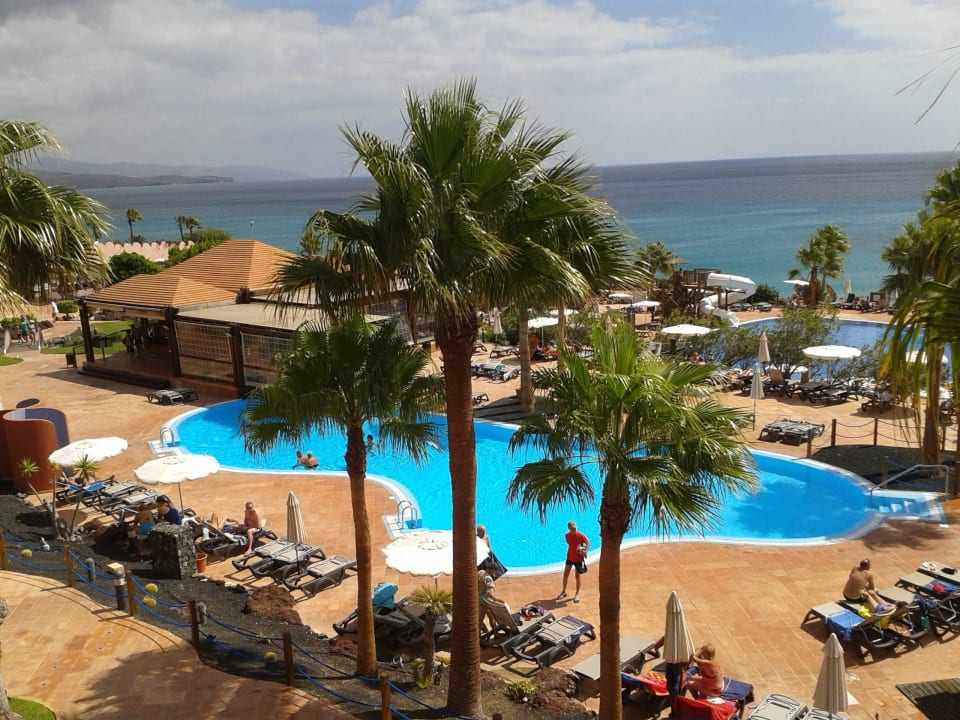 Blick zum Pool und Meer H10 Tindaya