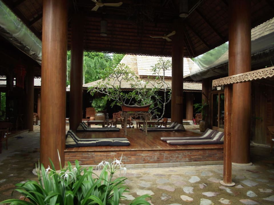 Relax-Liegen im Bereich der Lobby Santhiya Koh Phangan Resort & Spa