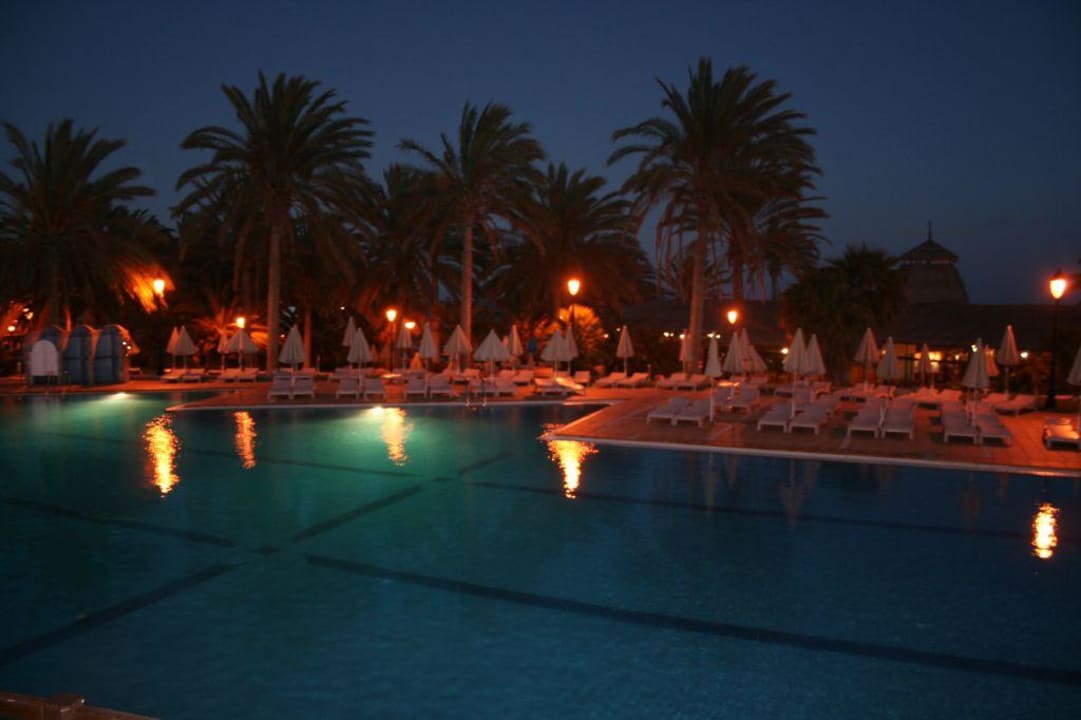 Pool Anlage am Abend SBH Costa Calma Beach Resort