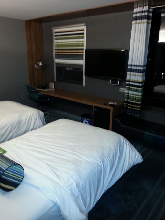 Flatscreen und Fensterfront Hotel Aloft Brussels Schuman