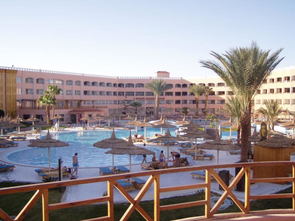 Der vordere Pool Beach Albatros Resort
