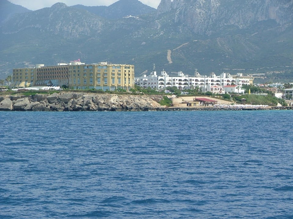 Widok na hotel ze statku Merit Park Hotel