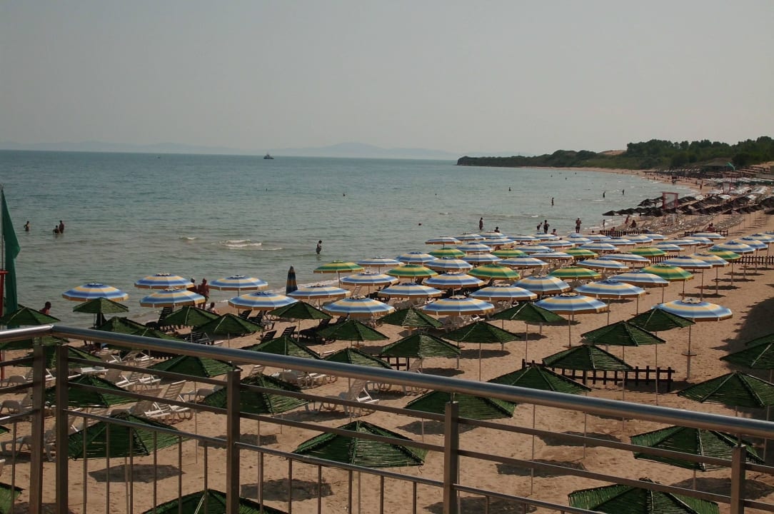 Blick von Hotelterrasse auf Strand Hotel Bilyana Beach