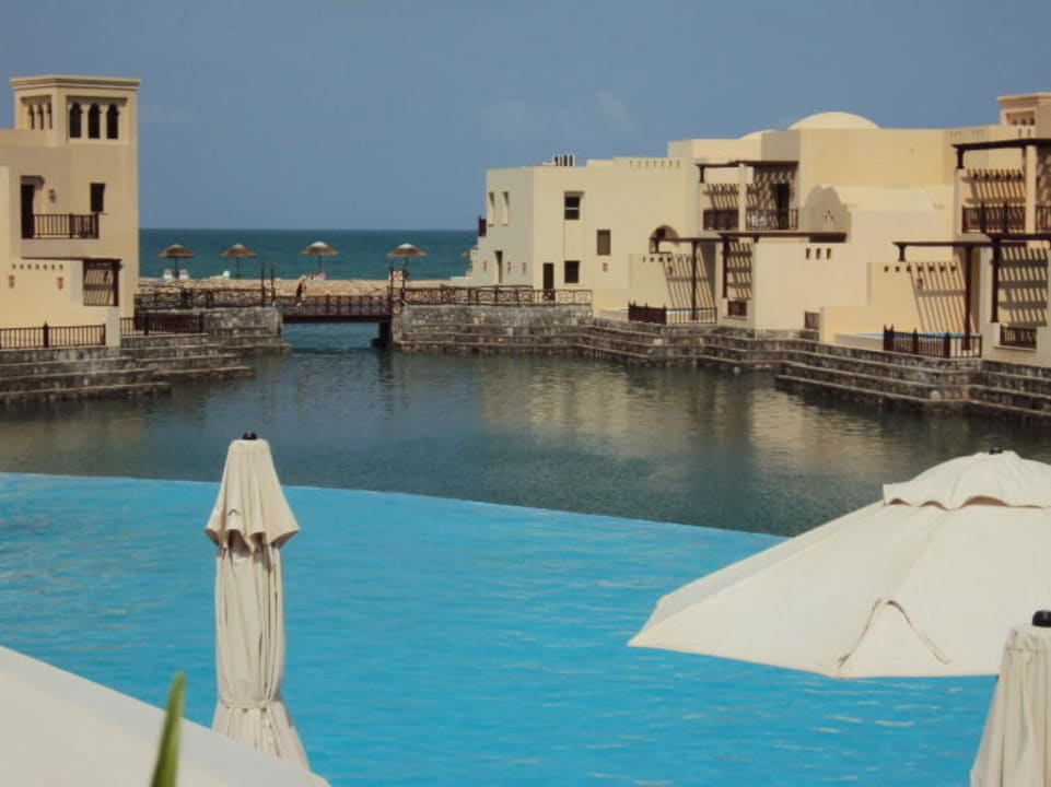 Blick über den Lagoon-Pool zum Meer The Cove Rotana Resort