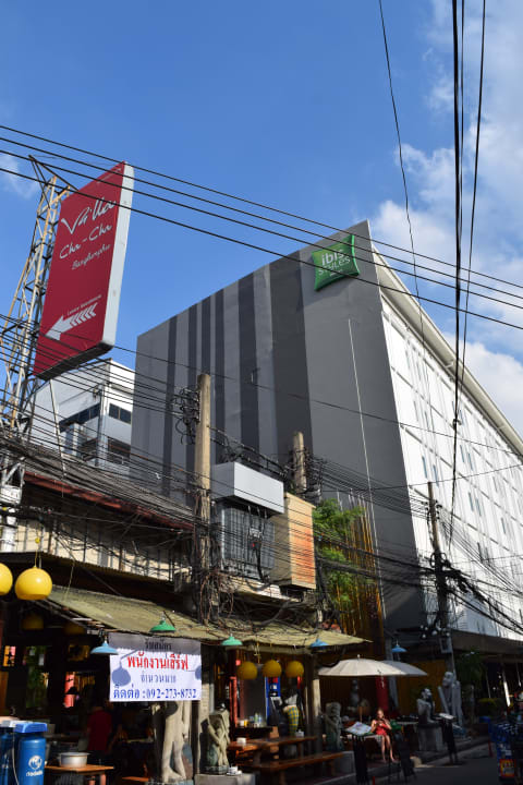 Blick von der Straße auf das Hotel ibis Styles Bangkok Khaosan Viengtai