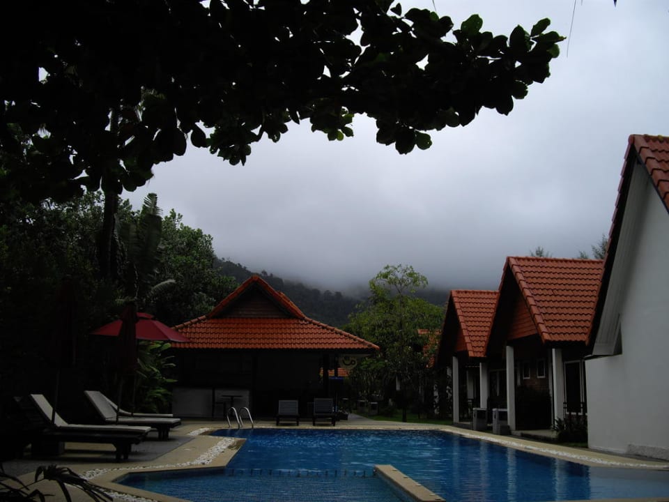 Ein Regenschauer am Pool Ocean Breeze Resort