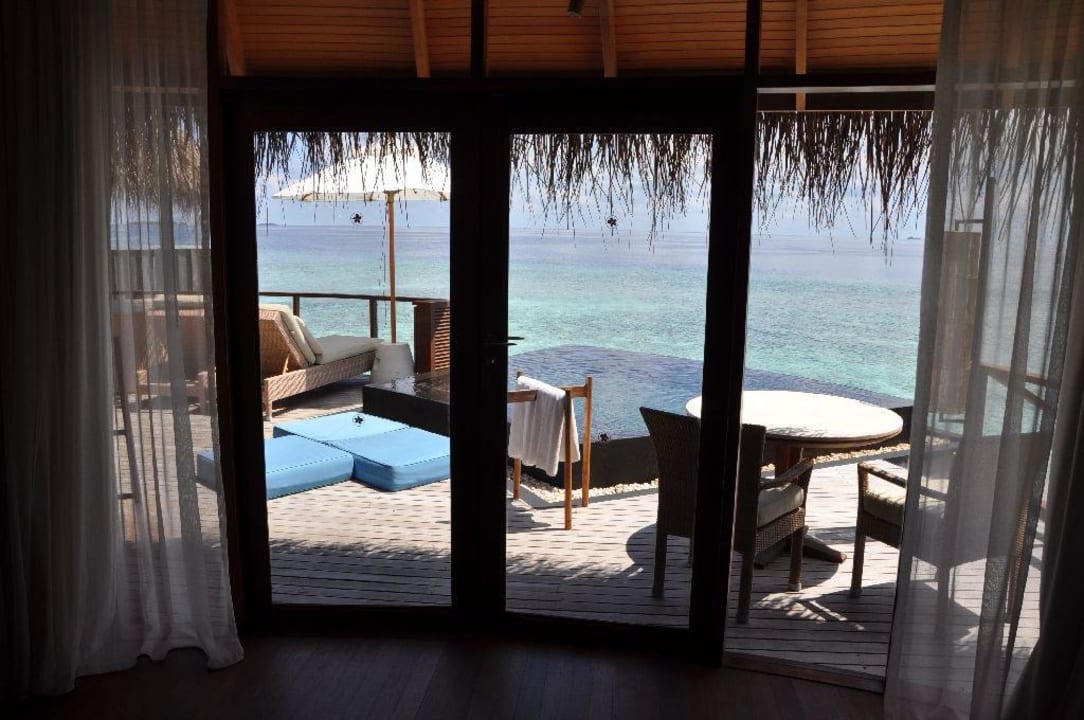 Blick auf die Terrasse Constance Halaveli Maldives