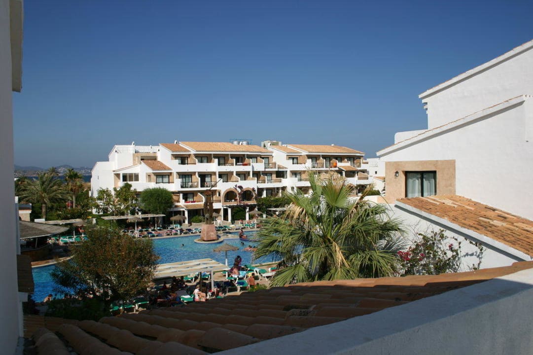 Blick auf den Pool vom Balkon FERGUS Style Bahamas