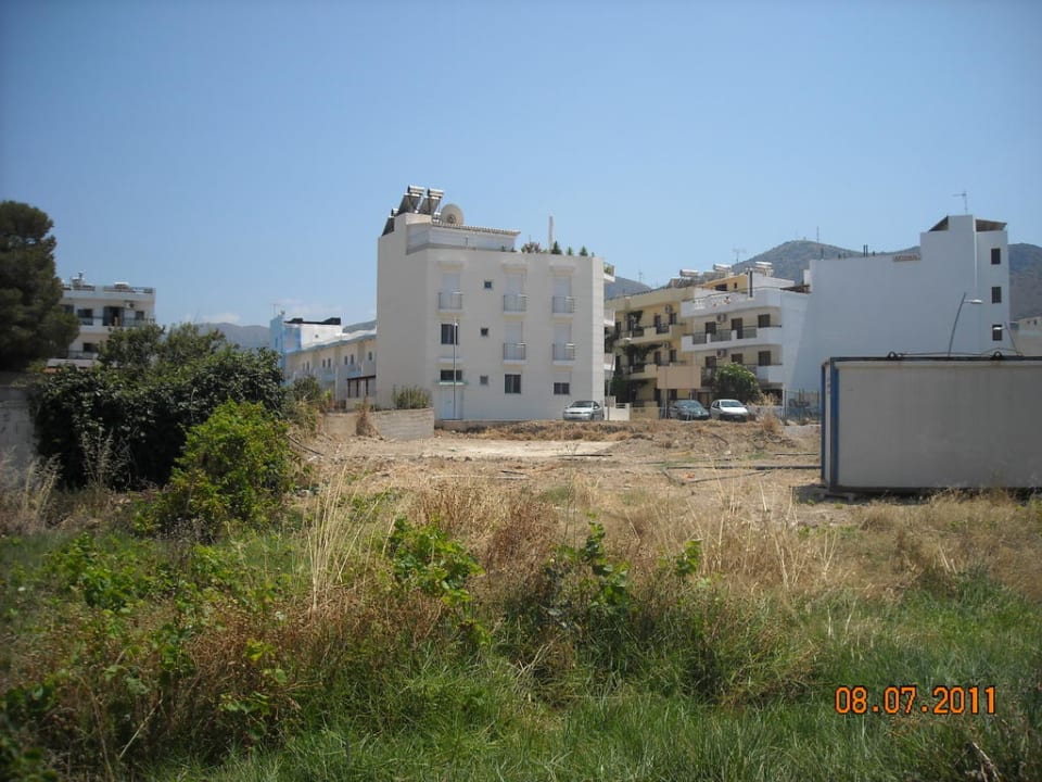 Außenansicht hinter dem Hotel Heronissos Hotel