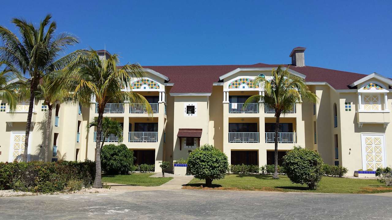 Die Zimmer sind in verschiedenen Blocks Iberostar Origin Playa Alameda