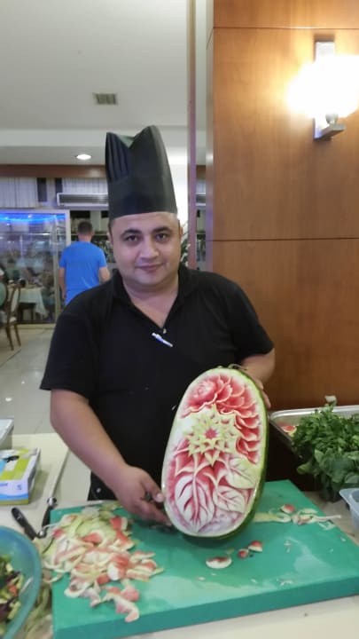 Chefkoch beim Meloneschnitzen Side Breeze Hotel