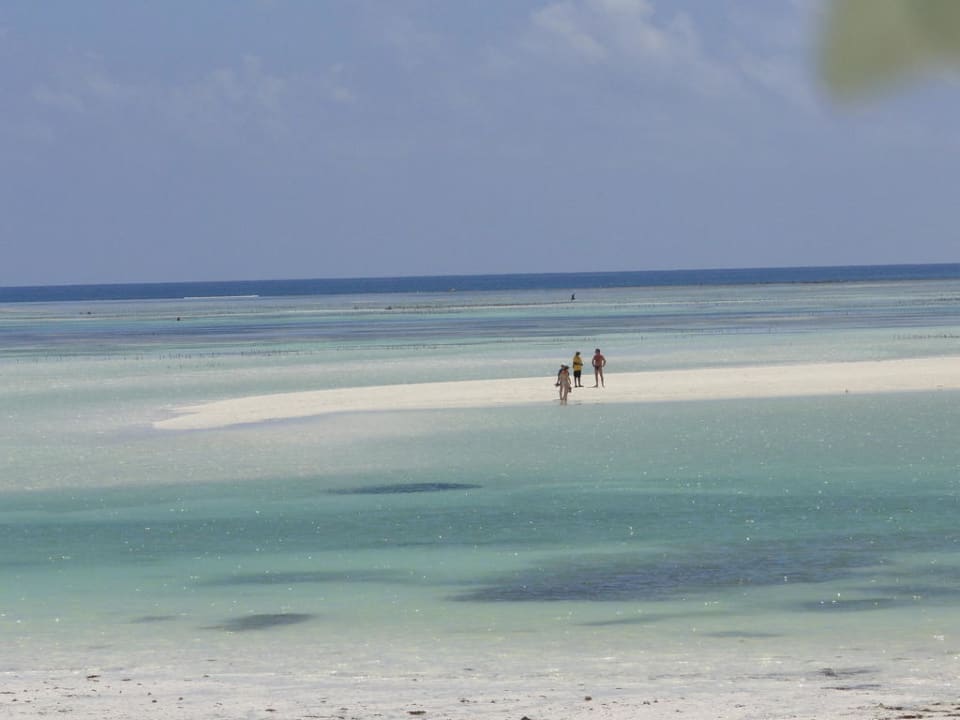 Blick auf die Sandbank bei Ebbe Neptune Pwani Beach Resort & Spa
