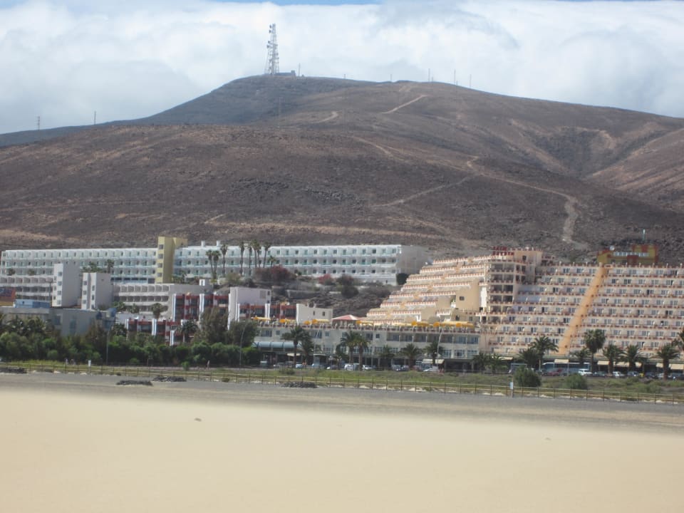 Das linke weiße Hotel - vom Strand aus fotografiert Servatur Alameda de Jandía