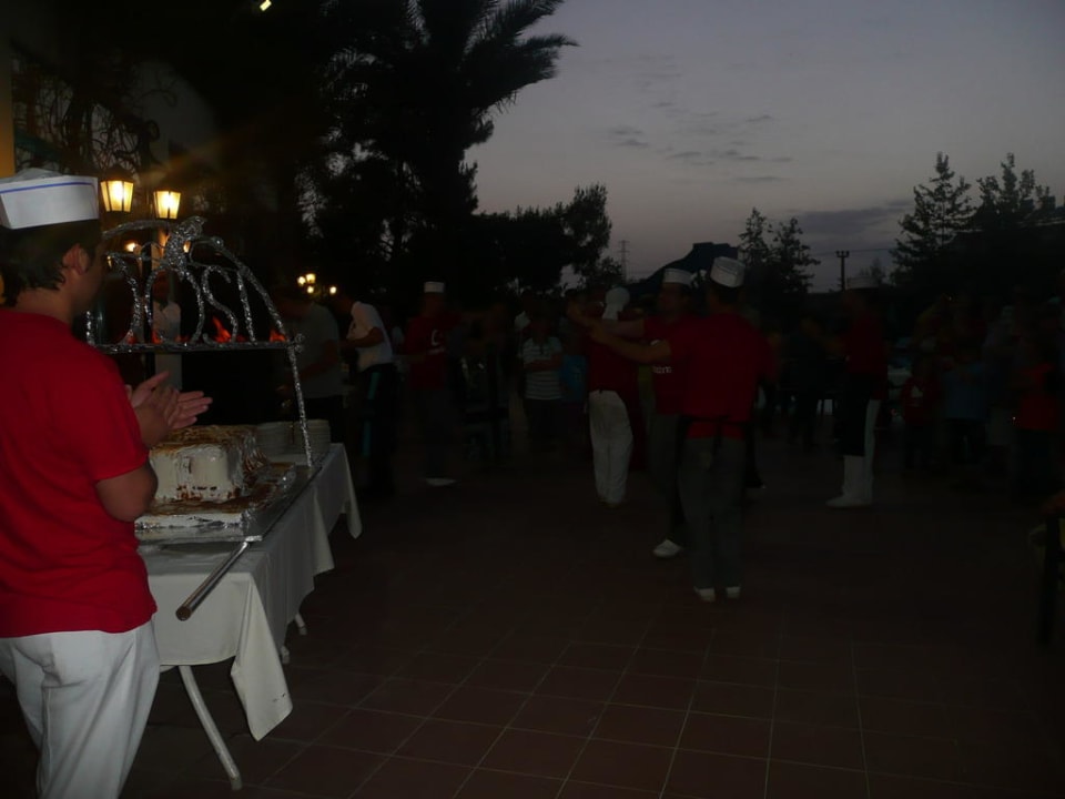 Kleine Tanzveranstaltung beim Abendessen Dosi Hotel
