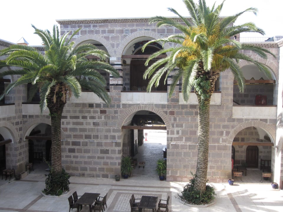Der Innenhof mit Eingangsbereich Hotel Cesme Kanuni Kervansaray