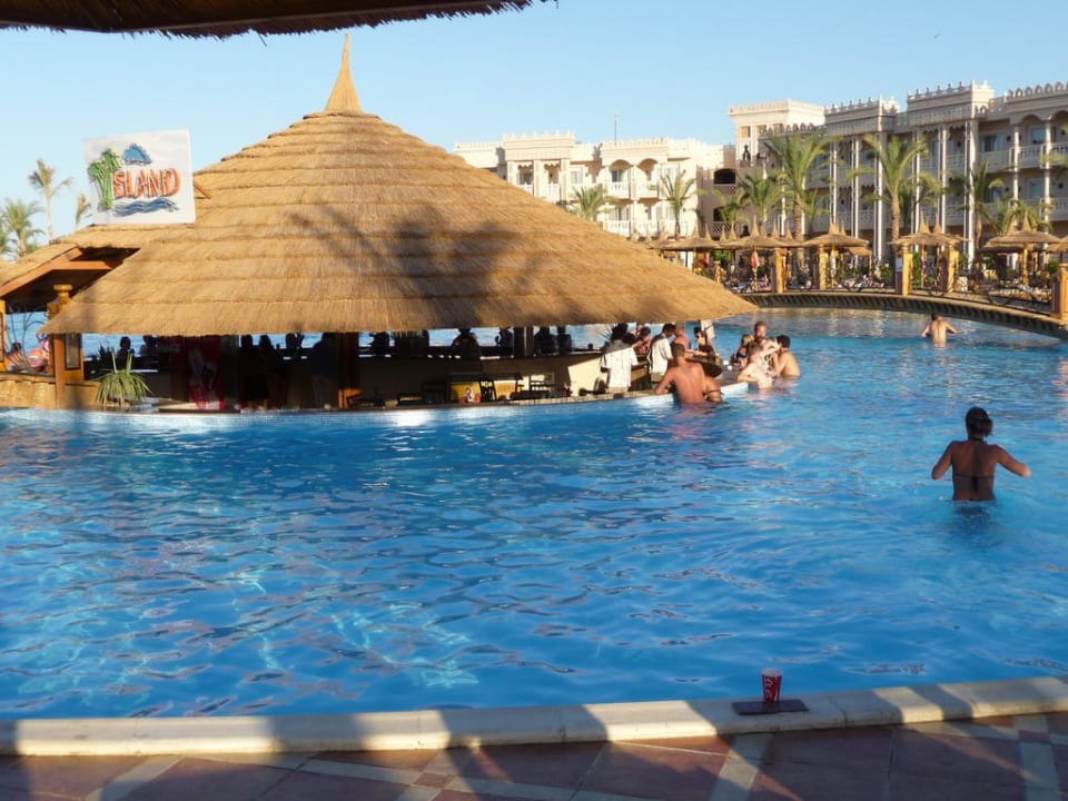 Die Bar mitten im Pool, traumhaft Pickalbatros Palace Resort