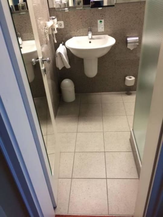 Kleines Bad nur Dusche Parkhotel Schmid