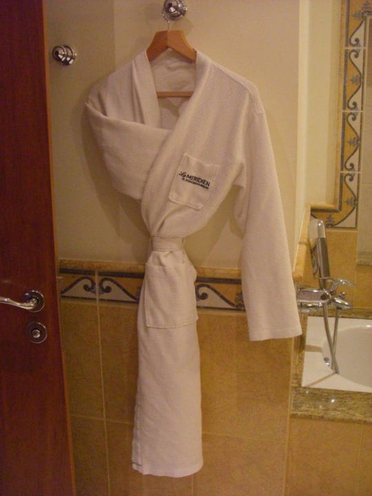 Bademantel im Bad Hotel Le Meridien Al Aqah Beach Resort