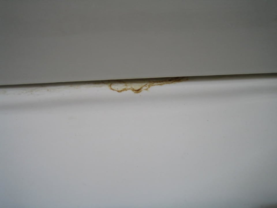 Undefinierbarer Fleck am WC Hotel Crown Resort Henipa