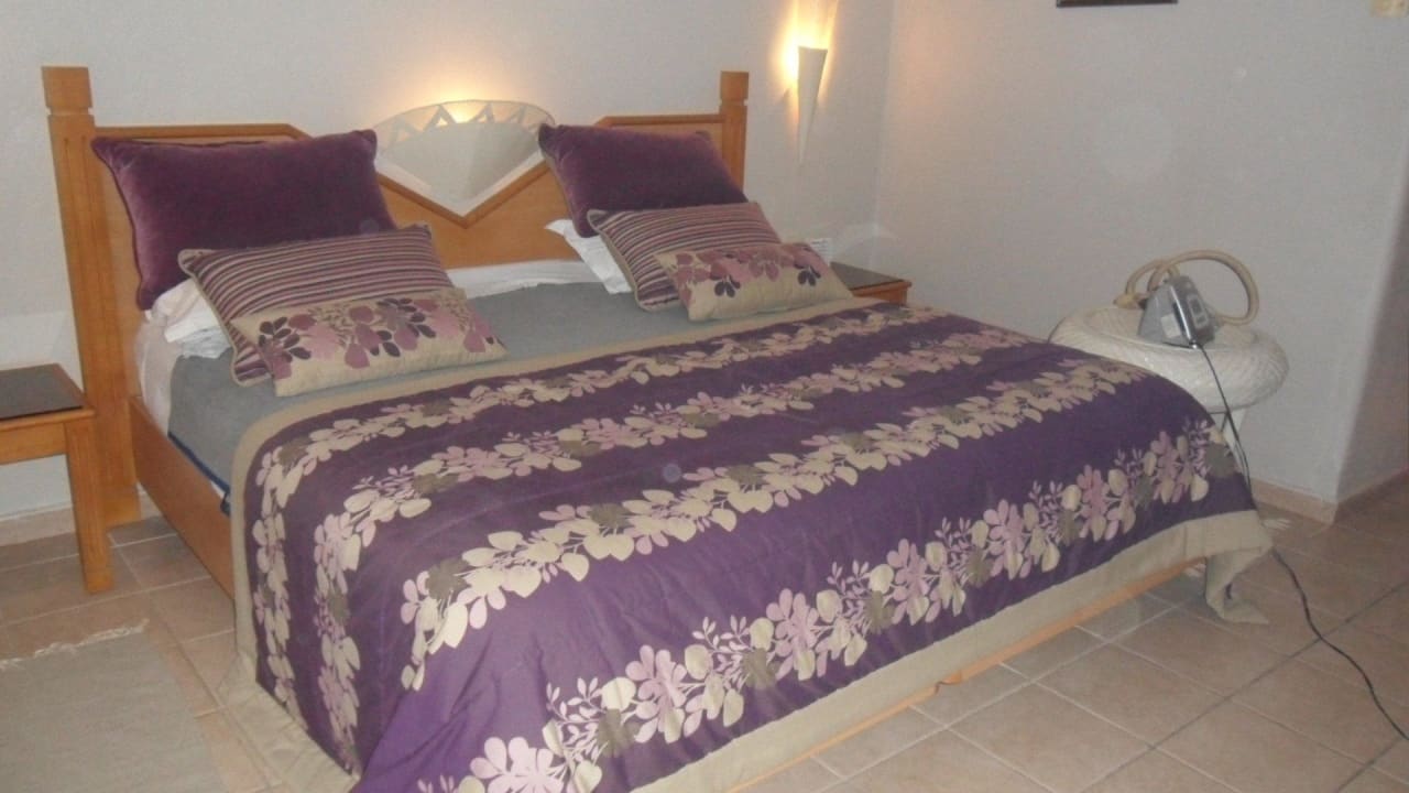 Doppelbett mit Lattenrost und guter dicker Matratz Hotel Djerba Resort